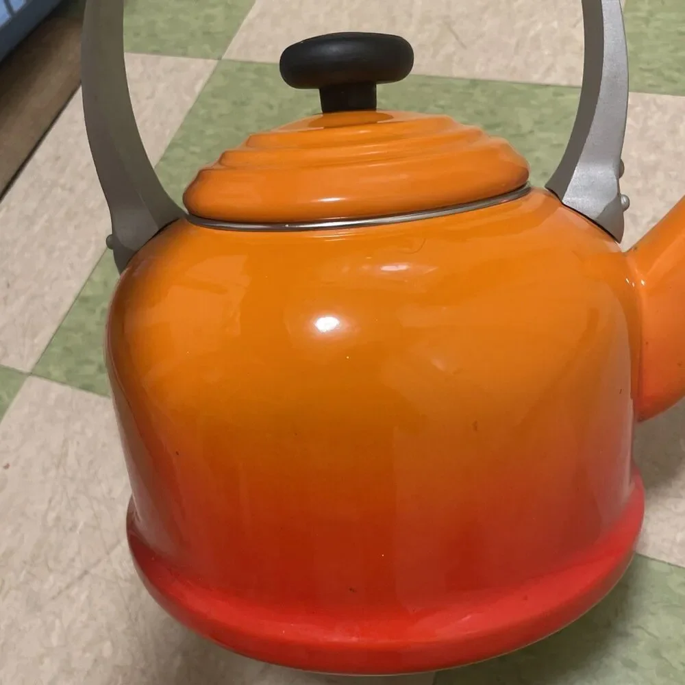 Le CREUSET Classic Tea Kettle Pot 2.2 Qt ORANGE Flame Enamel Steel